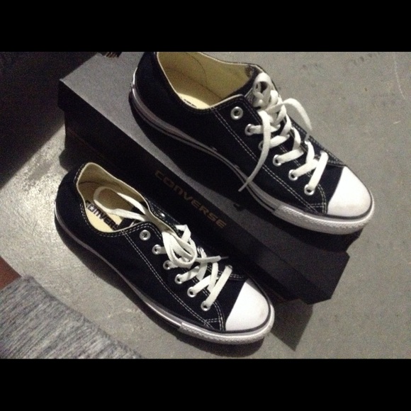 BLACK LOW TOP CONVERSE - Picture 1 of 3